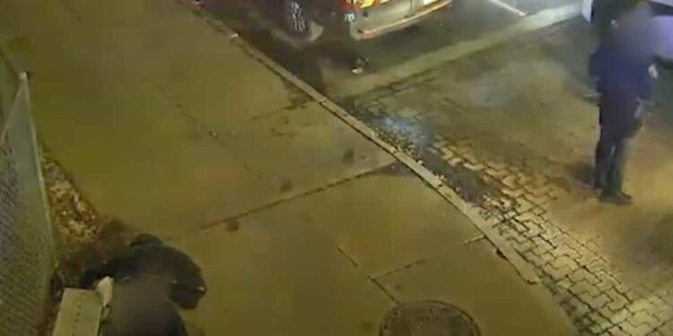 Kicked out of ambulance: Man collapses on sidewalk, dies in the following week