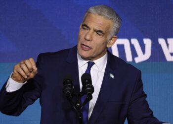 Lapid calls on ministers to withdraw from a government whose goal is to “save Netanyahu”