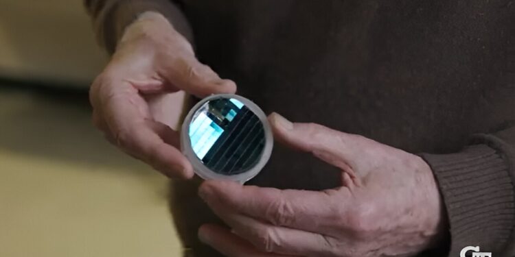 Researchers create first functional graphene-based semiconductor