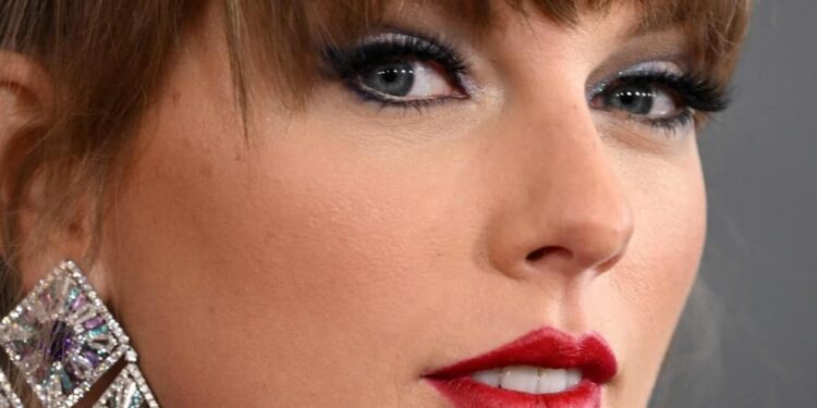 Taylor Swift, fake straight?  An article causes controversy