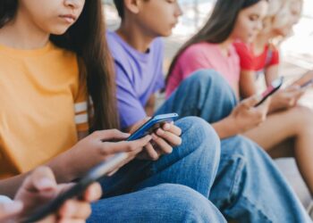 Teen depression is influenced by the social network used and personality