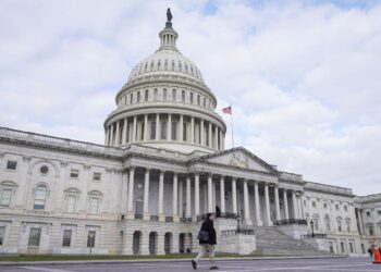 The US Congress narrowly avoids a budgetary paralysis of the country