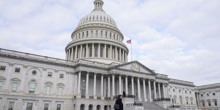 The US Congress narrowly avoids a budgetary paralysis of the country