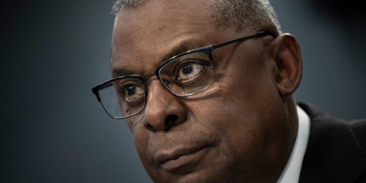 US Defense Minister returns to Pentagon after hospitalization