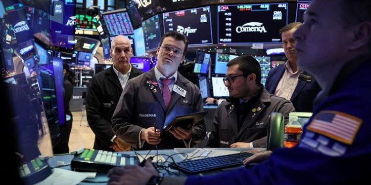 Wall Street remains on the defensive, the Nasdaq is falling further…