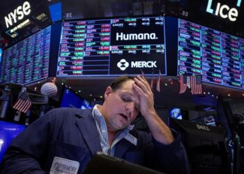 Wall Street shaken by Apple and a good jobs report