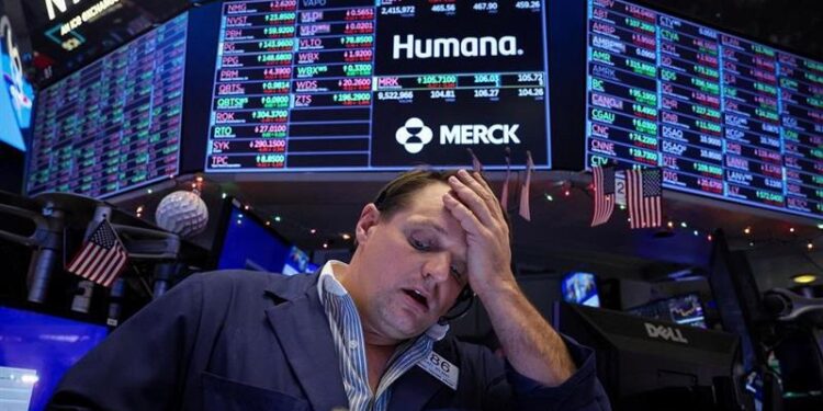 Wall Street shaken by Apple and a good jobs report