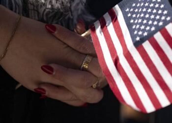 What differentiates a primary from a caucus?