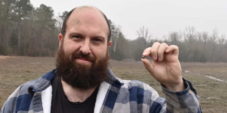 While passing through the United States, a tourist comes across a large 7.46-carat diamond