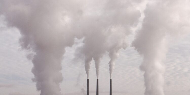 Air pollution linked to increase in hospital admissions for serious heart and lung conditions