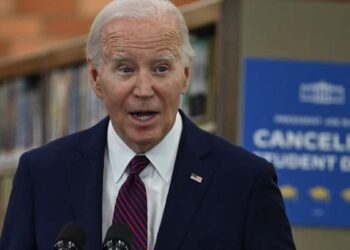 Biden announces sanctions to “make” Putin pay