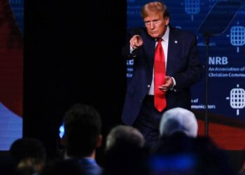 Confidential documents: Trump calls for dismissal of case