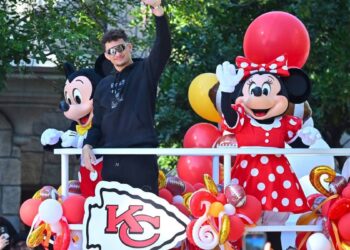 Disneyland: Mickey Mouse and his friends want to join a union