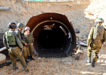 How did the Israeli army deliberately kill Hamas members and prisoners with gases in Gaza tunnels?