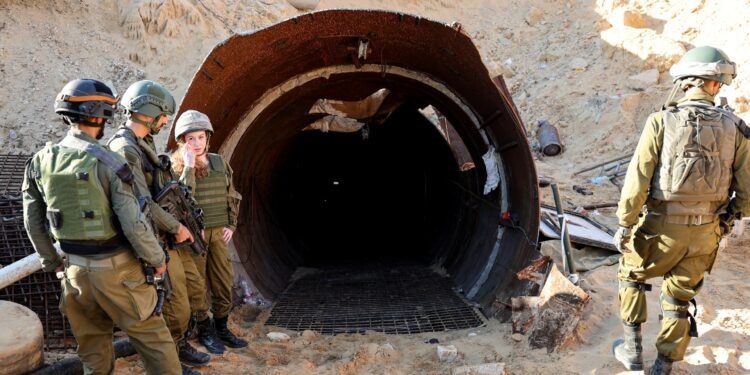 How did the Israeli army deliberately kill Hamas members and prisoners with gases in Gaza tunnels?