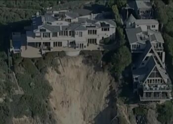 In California: a landslide washes away the backyard of three luxury residences