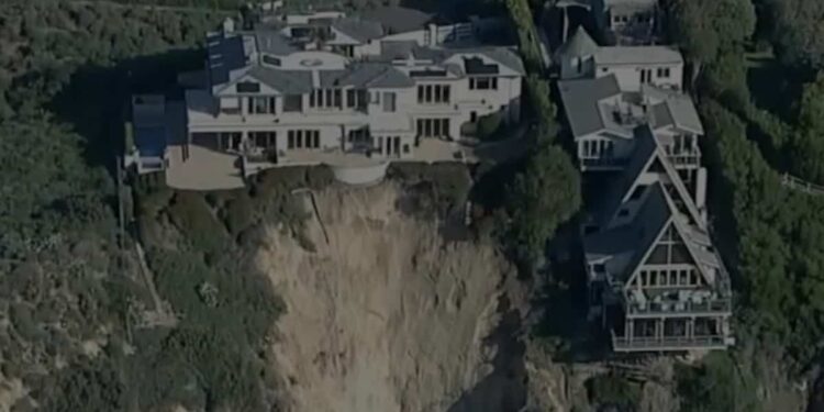 In California: a landslide washes away the backyard of three luxury residences