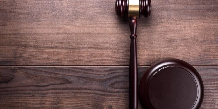 Judge caught texting during murder trial resigns