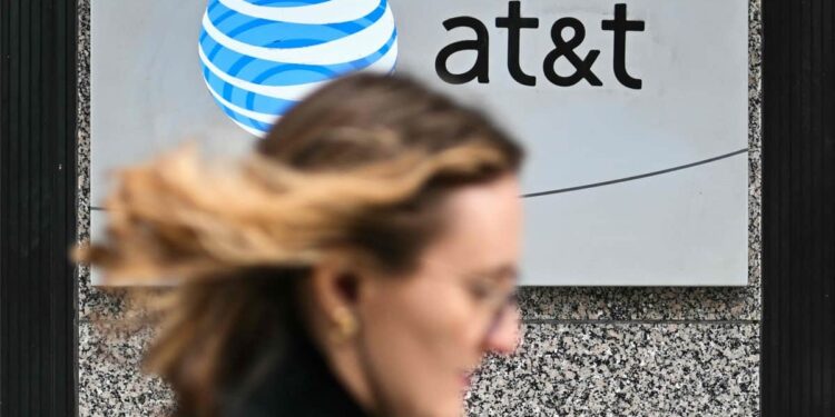 Network outage disrupts AT&T mobile service in the United States