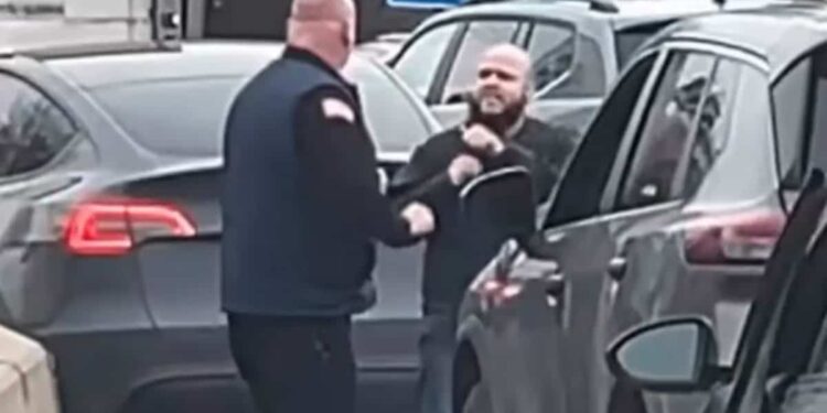 ON VIDEO |  Two drivers came to blows at a red light