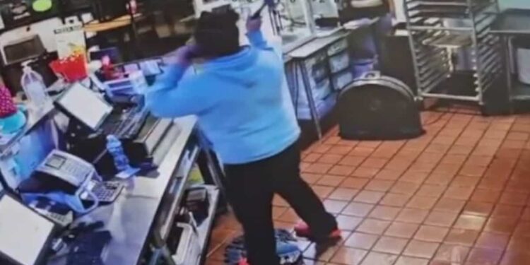 Pizzeria employees fend off thief with hammer and trash can