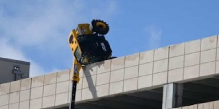 Precarious rescue: a tractor in the middle of snow removal falls from the top of a seven-story building