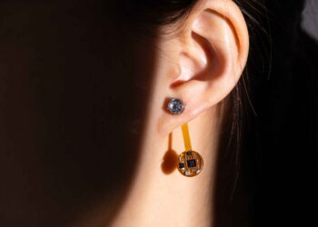 Smart earrings can monitor a person’s temperature