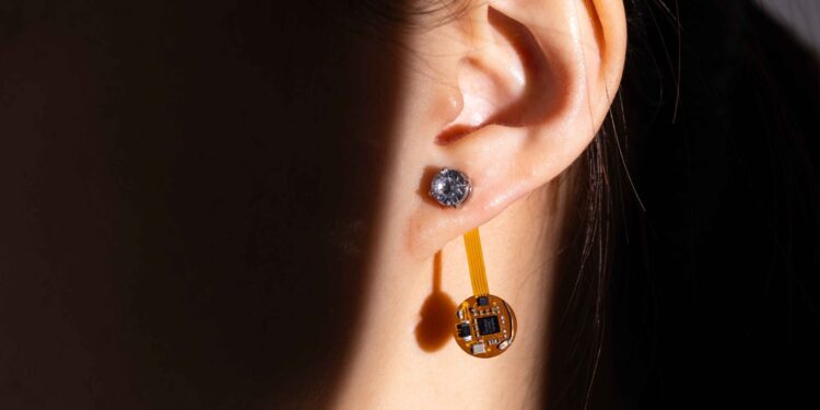 Smart earrings can monitor a person’s temperature