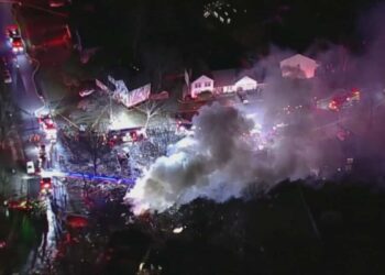 United States: house explosion in Virginia, firefighter killed, 11 injured