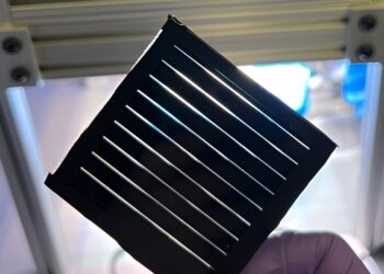 Using thermotropic liquid crystals to improve the efficiency and stability of perovskite solar modules