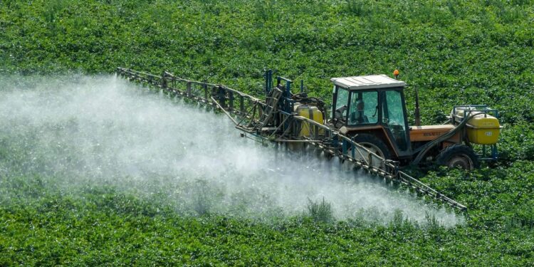 A little more pesticides used in fields close to organic plots