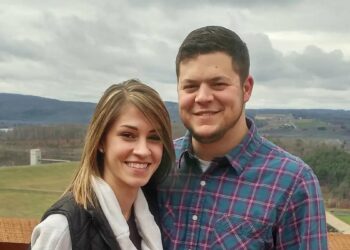 A teacher dies in the middle of class a few weeks before giving birth