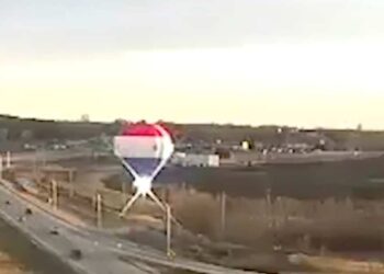 Hot air balloon causes fire when it crashes into electrical wires above highway
