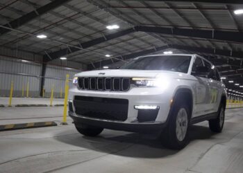 Nearly 340,000 Jeep Grand Cherokees recalled for driving problem