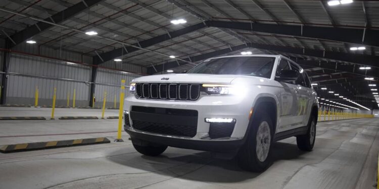 Nearly 340,000 Jeep Grand Cherokees recalled for driving problem