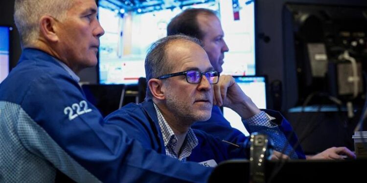 Wall Street climbs with Oracle and Nvidia, ignoring inflation