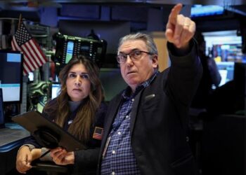 Wall Street corrects with Apple and Tesla, while waiting for Powell