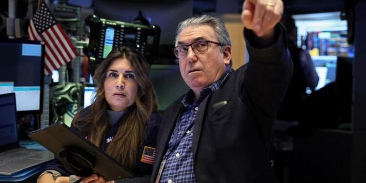 Wall Street corrects with Apple and Tesla, while waiting for Powell