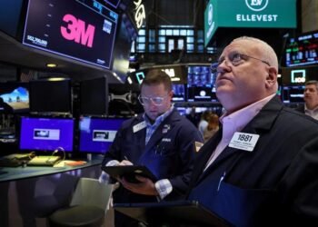 Wall Street hesitates, with fears of persistent inflation