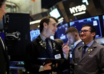 Wall Street under pressure, awaiting inflation figures
