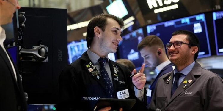 Wall Street under pressure, awaiting inflation figures