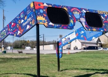 A chance that “falls from the sky”: Americans prepare for the total eclipse