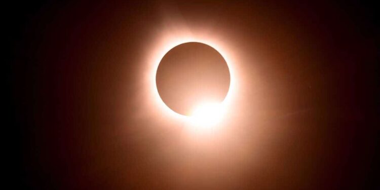 Astrologer Scared by Eclipse Kills Partner, Throws Kids Out of Car