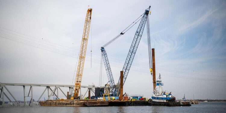 Baltimore: a shipping corridor open among the rubble of the bridge