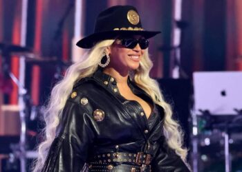 Beyoncé’s country album tops US sales charts