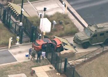 Driver drives into FBI fence in Atlanta