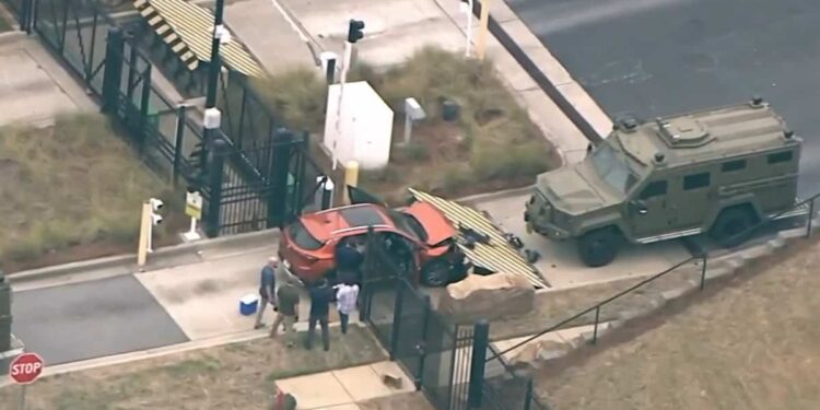 Driver drives into FBI fence in Atlanta
