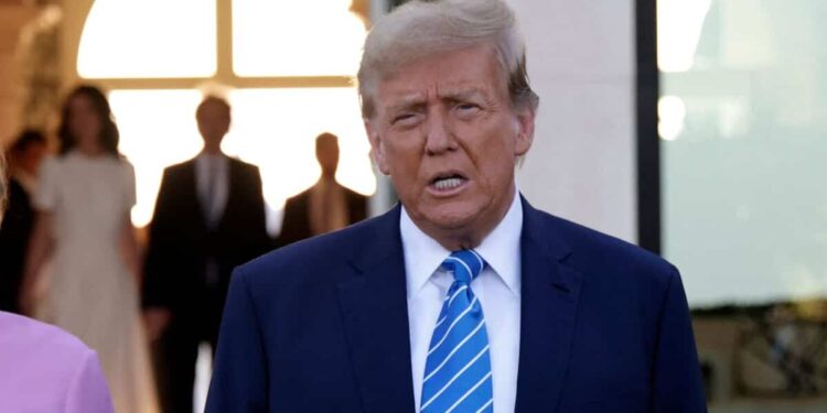 Fundraising: Donald Trump asks his donors to pay $1M to sit next to him