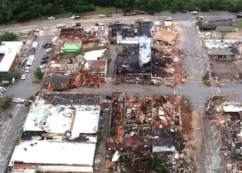(IN PICTURES) Tornadoes kill at least five people in central United States