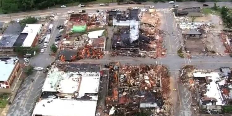 (IN PICTURES) Tornadoes kill at least five people in central United States